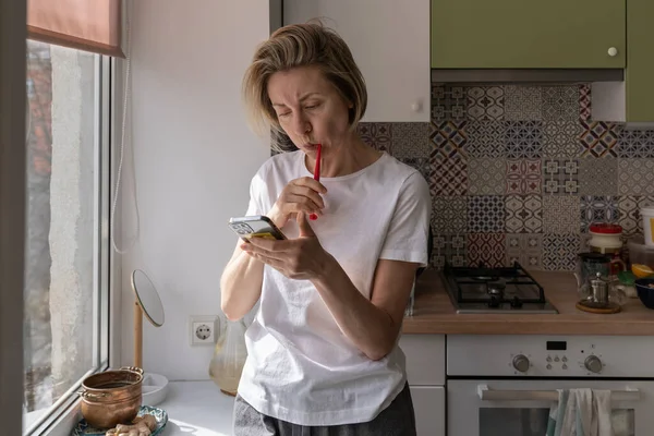 Busy Scandinavian Woman Using Mobile Smartphone Talking Video Chat Friend — Stockfoto