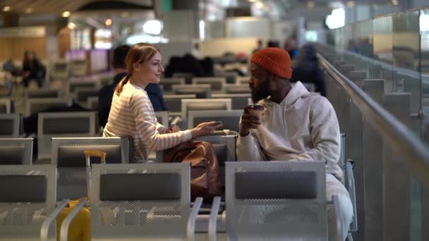 Outgoing African American Hipster Man Coffee Caucasian Woman Traveler Talk — Stok Video