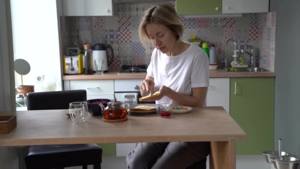 Femme Âge Moyen Pensive Assise Seule Dans Cuisine Pour Petit — Video