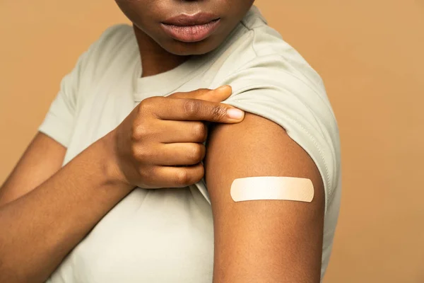 Африканська Американська Жінка Клейкою Штукатуркою Плечах Після Отримала Вакцину Від — стокове фото