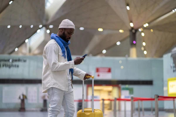 Junger Afroamerikanischer Passagier Mit Koffer Schaut Auf Mobile Bordkarte Auf — Stockfoto