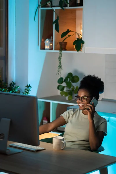 Cheerful Young African American Female Entrepreneur Professional Talking Mobile Phone — Fotografia de Stock