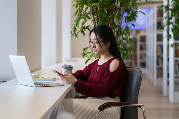 Jovem Estudante Asiática Procrastinar Biblioteca Usando Smartphone Conversando Nas Mídias — Fotografia de Stock