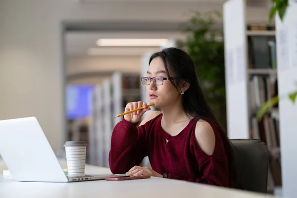 Upset Thoughtful Female Millennial Student Sit Desk Unable Study Distracted — Stockfoto