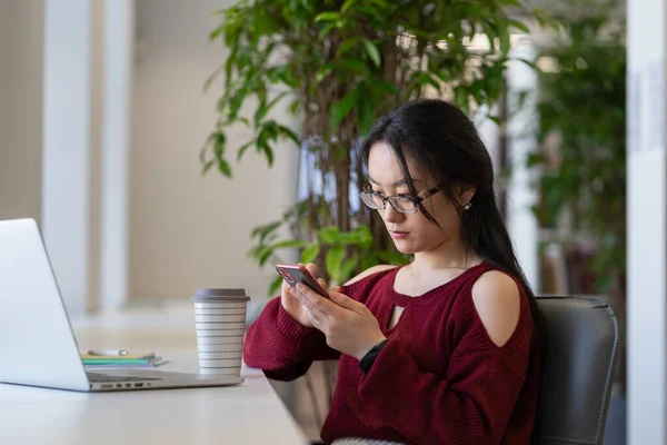 Jeune Étudiante Asiatique Procrastiner Dans Bibliothèque Aide Smartphone Bavarder Dans — Photo