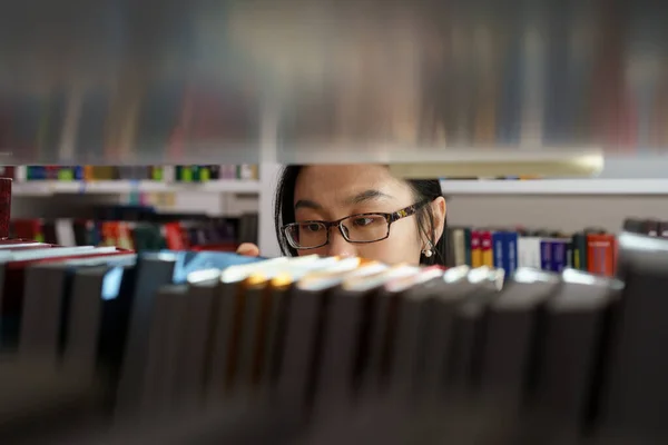 Student Girl Studying Library Asian Young Woman Picking Book Bookshelf — ストック写真