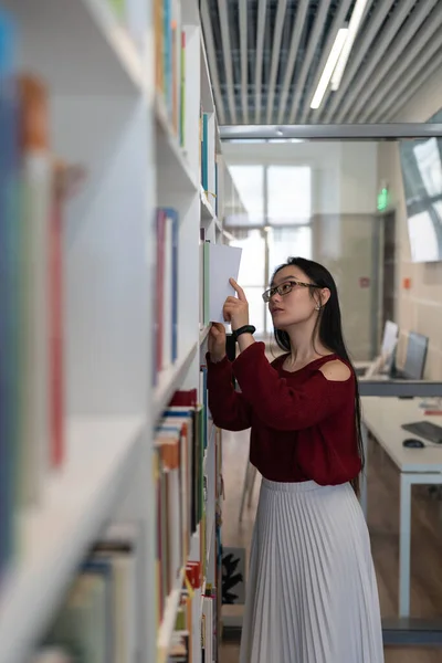 Female College Student Library Concentrated Young Woman Picking Books Preparing — Stockfoto