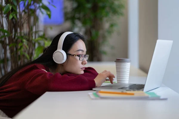 Cansado Chica Estudiante Asiática Aburrida Auriculares Navegar Por Internet Ordenador — Foto de Stock