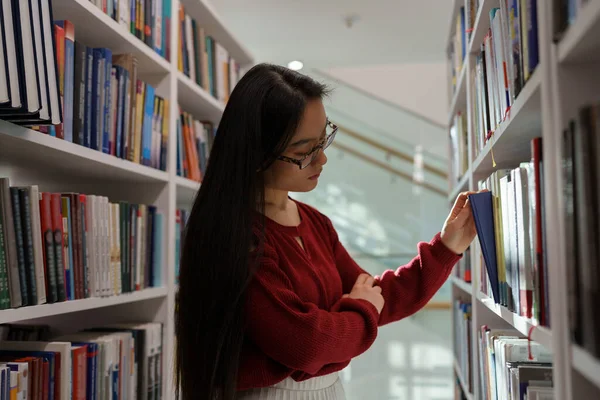 Thoughtful Asian Student Girl Searching Materials Educational Research College Library — Stockfoto