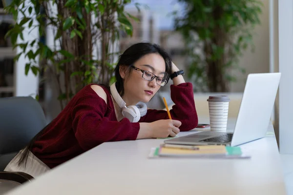Joven Mujer Asiática Freelance Escribir Recordatorios Notas Adhesivas Mientras Trabaja — Foto de Stock