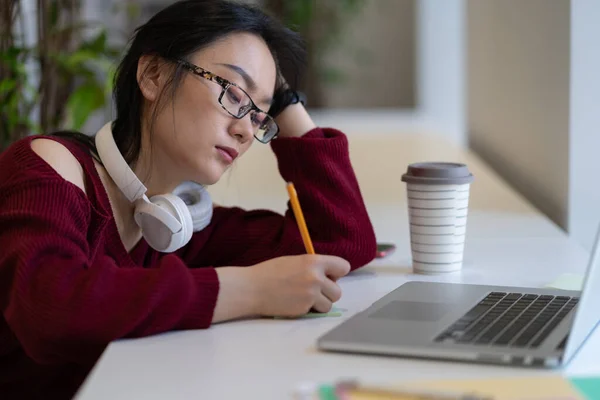 Joven Mujer Asiática Freelance Escribir Recordatorios Notas Adhesivas Mientras Trabaja — Foto de Stock