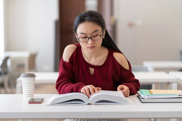 Geeky Nerdy Asian Girl Glasses Sitting Desk Library Reading Book — Stockfoto