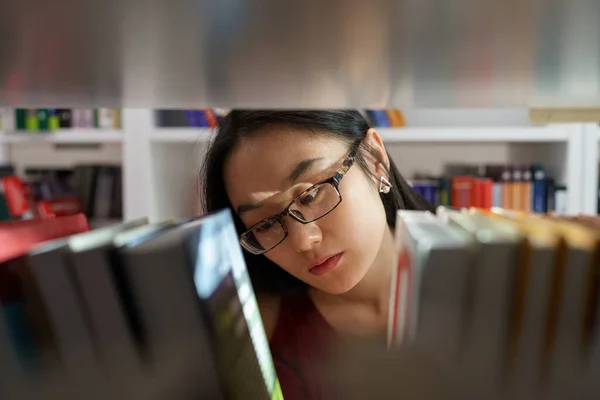 Student Girl Studying Library Asian Young Woman Picking Book Bookshelf — Stockfoto