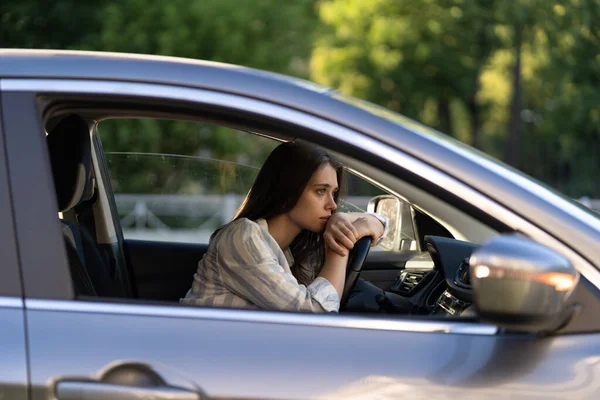 Conductora Joven Deprimida Sentada Dentro Del Coche Sintiéndose Dudosa Confundida — Foto de Stock