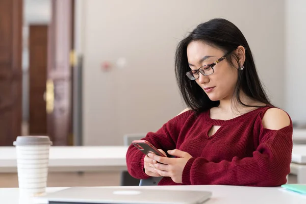 Asian Girl Glasses Resting Study Using Smartphone Surfing Internet Chatting — Photo