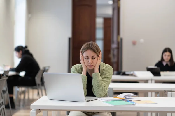 Stressé Épuisé Femme Âge Moyen Adulte Étudiant Assis Dans Bibliothèque — Photo