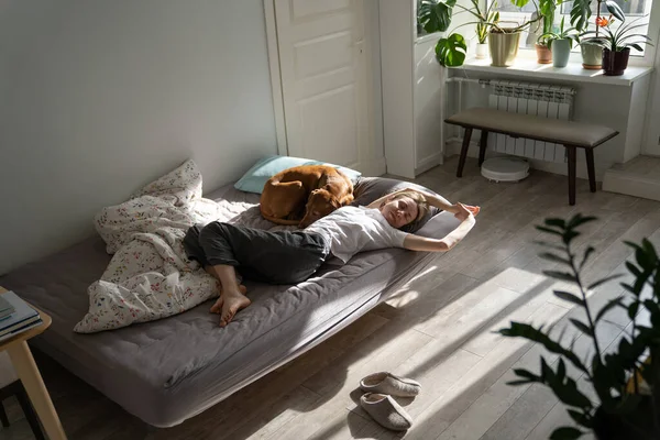 Lazy Weekend Relaxed Scandinavian 40S Woman Pet Owner Lying Bed — Fotografia de Stock