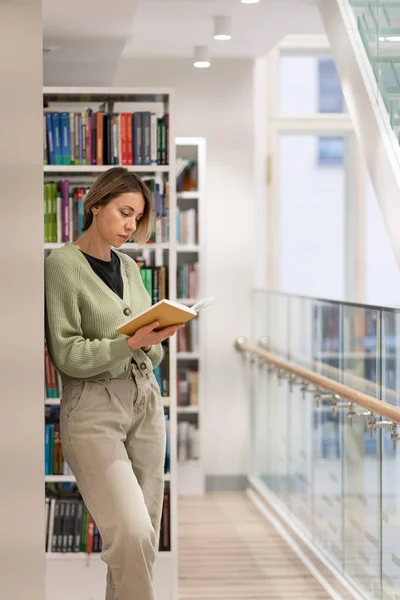 Full Length Focused Mature Woman Bookworm Library Pensive Middle Aged — Stockfoto