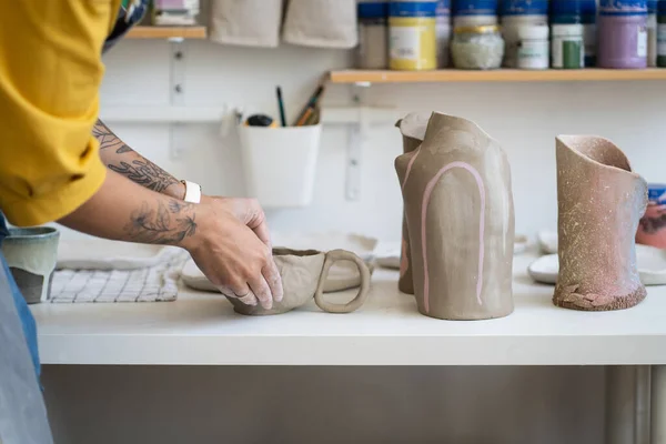 陶瓷车间 女工匠制作陶器杯 陶器大师课上用粘土作画 女雕塑家纹身手或制作手工艺品厨房用具的照片 — 图库照片