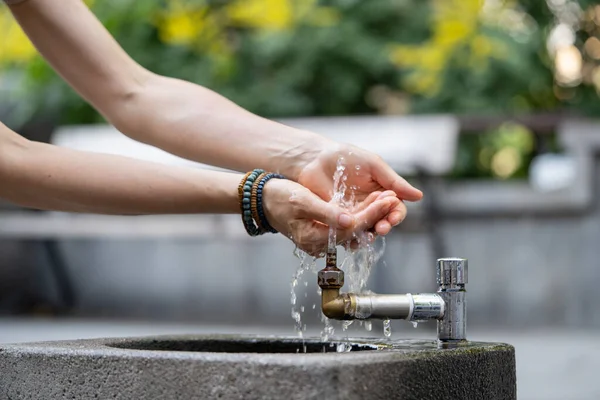 Drinking Water Flowing City Saves Hottest Summer Weather Drops Water — Foto Stock