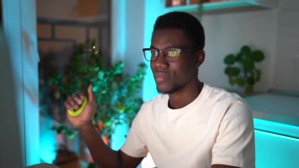 Joven Hombre Africano Freelancer Haciendo Ejercicio Con Anillo Silicona Acogedora — Vídeo de stock