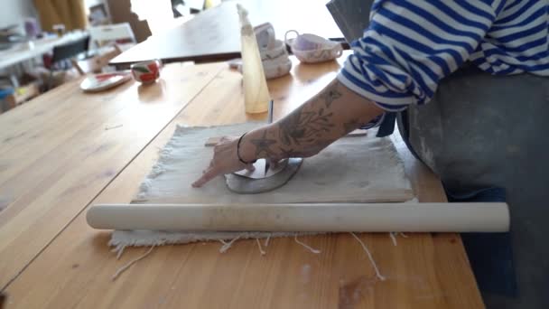 Pottery Master Apron Standing Work Table Studio Working Fettling Knife — Vídeos de Stock