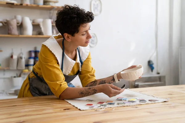 Craft Crockery Production Woman Artist Choosing Paint Color Handmade Cup — Stock Photo, Image