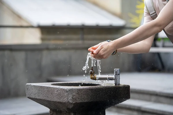 Drinking Water Flowing City Saves Hottest Summer Weather Drops Water — 스톡 사진