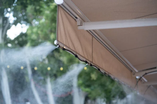 스프레이 시스템을 만들어 날씨를 줄이기 Humidifier 여름날에는 물안개 기계가 합니다 — 스톡 사진