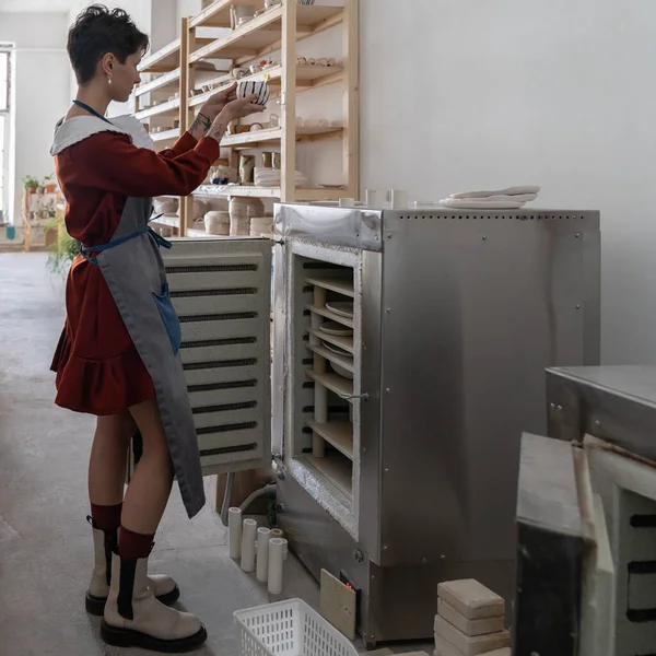 Young Woman Ceramist Standing Next Oven Roasting Unbaked Clay Products — Foto de Stock