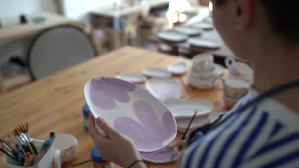 Женщина Рисует Украшает Керамический Объект Время Посещения Художественного Класса Мастерской — стоковое видео