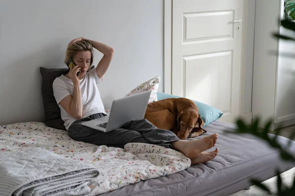 Busy Middle Aged Woman Talks Smartphone Important Person Job Vacancy — Stock Photo, Image