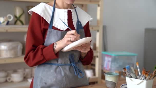 Mujer Joven Concentrada Trabajo Artesanal Cerámica Profesional Estudio Propietario Una — Vídeos de Stock