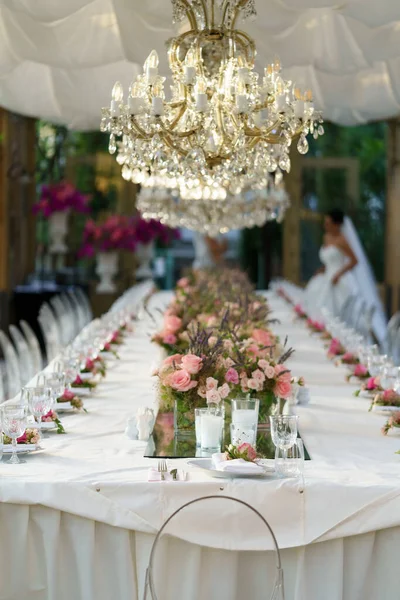 Wedding Banquet Table Pink Rose Flowers Decoration Crystal Chandelier Summer — Foto de Stock