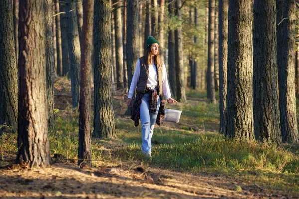 Молодая Женщина Гуляет Осеннем Лесу Корзиной Закате Женщина Трикотажной Шляпе — стоковое фото