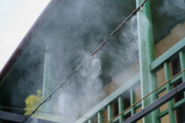 안개를 에어컨 물보라 시스템 테라스를 인터넷 시스템 날에는 먼지에서 공기를 — 스톡 사진