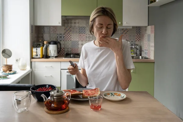Mature Scandinavian Woman Enjoys Taste Jam Licking Fingers Unwashed Shabby — Stock fotografie