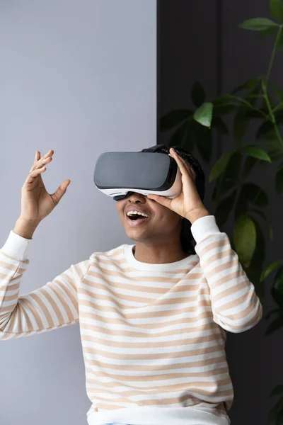African American Woman Playing Glasses Home Virtual Reality Wearable Tech — Stock Photo, Image