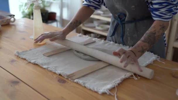 Female Ceramist Tattooed Hands Rolling Out Piece Clay Wooden Table — Video Stock