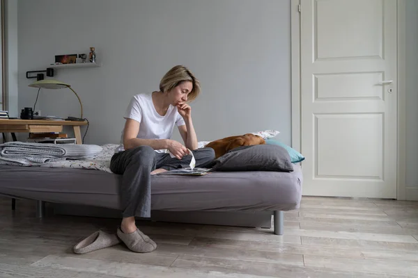 Unhappy Depressed Middle Aged Woman Living Alone Dog Sits Bed — Foto Stock