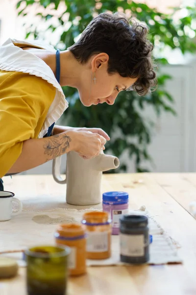 Ung Kvinna Keramik Dekorera Krukmakare Kanna Efter Bränning Artisan Kvinnliga — Stockfoto
