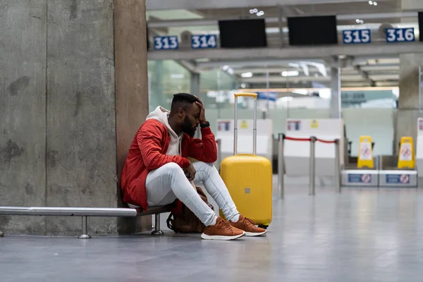 Trauriger Afroamerikaner Verärgert Flughafen Sein Flug Hat Verspätung Depressiver Reisender — Stockfoto