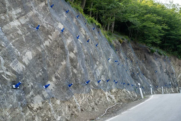 Reinforcing Mountain Slope Metal Mesh Concrete Reinforcement Preventing Rocks Falling — Stockfoto