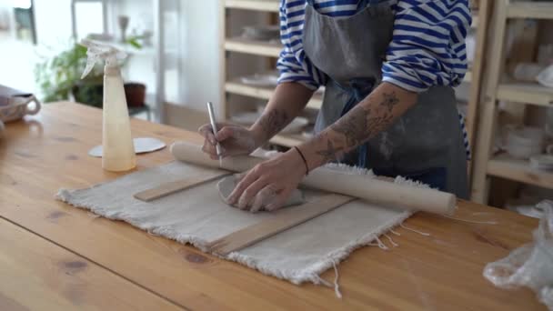 Woman Ceramist Wearing Dirty Apron Rolling Out Slab Clay Using — Video Stock