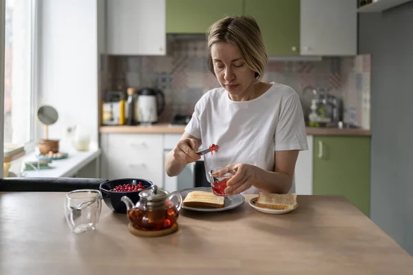 Pensive Single Middle Aged Woman Makes Late Breakfast Sitting Table — Stock fotografie