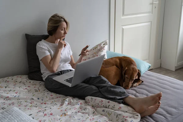 Middle Aged Decisive Woman Calls Potential Employer Phone Sitting Cozy — Fotografia de Stock