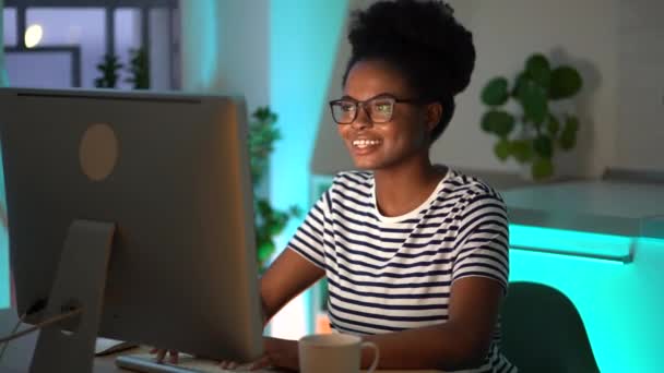 Νεαρή Αφρο Αμερικανίδα Γυαλιά Απολαμβάνει Επικοινωνεί Φίλο Αργά Βράδυ Χαρούμενη — Αρχείο Βίντεο