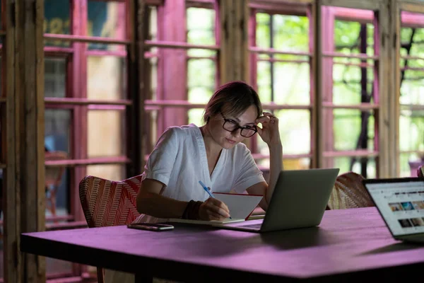 Koncentrerad Tankeväckande Kvinna Student Tittar Webinar Video Kurs Laptop Coworking — Stockfoto
