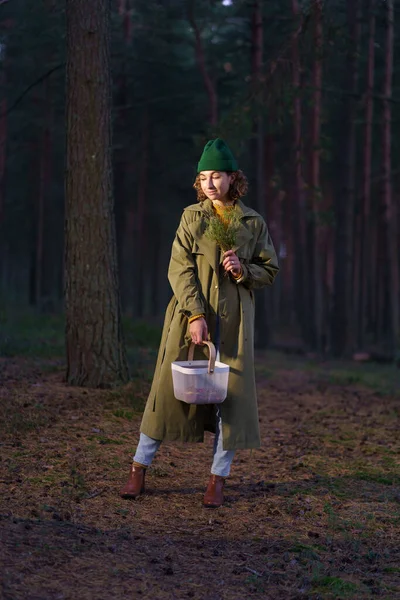 Молодая Женщина Зеленой Хипстерской Шляпе Модном Пальто Позирует Перед Темными — стоковое фото