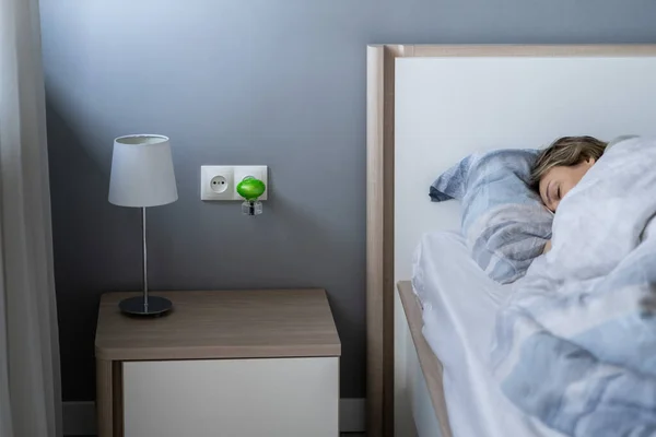 Vrouw Slaapt Naast Een Elektrische Fumigator Een Stopcontact Beschermen Tegen — Stockfoto